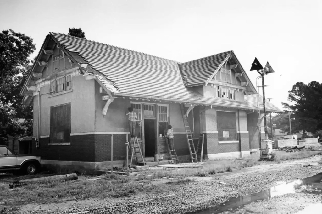 Volunteers worked to restore the depot in 1987 after it had fallen into disrepair. Photo: M. Madden/ Arkansas Historic Preservation Program