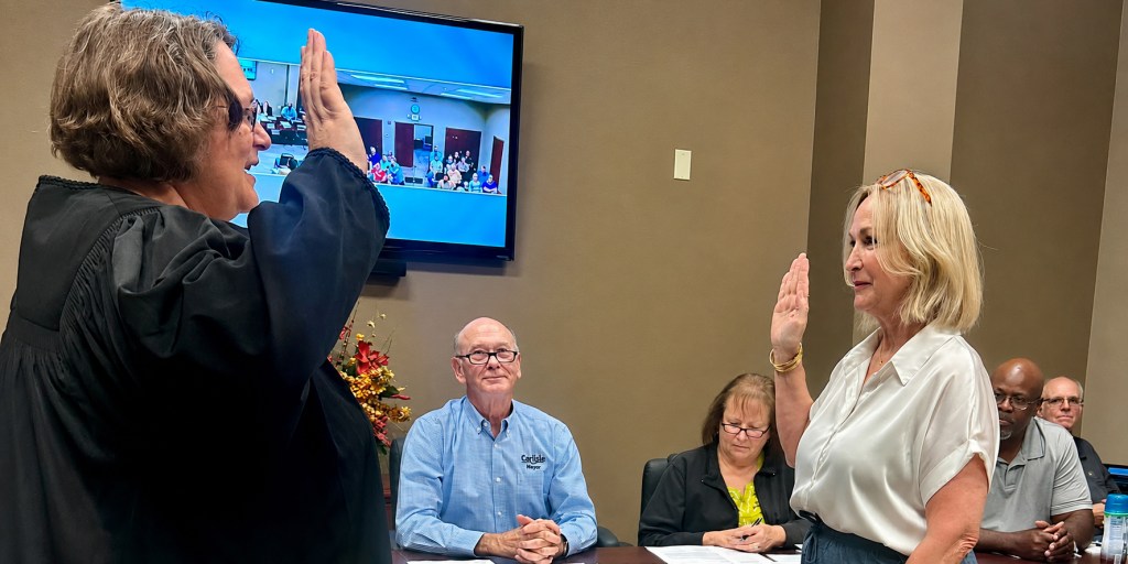 Carlisle Mayor Jon Plafcan looks on as longtime city volunteer Tina Hillman (right) was sworn in on Tuesday, Aug. 18 to serve the remainder of a vacant city council position. Photo: City of Carlisle/Facebook